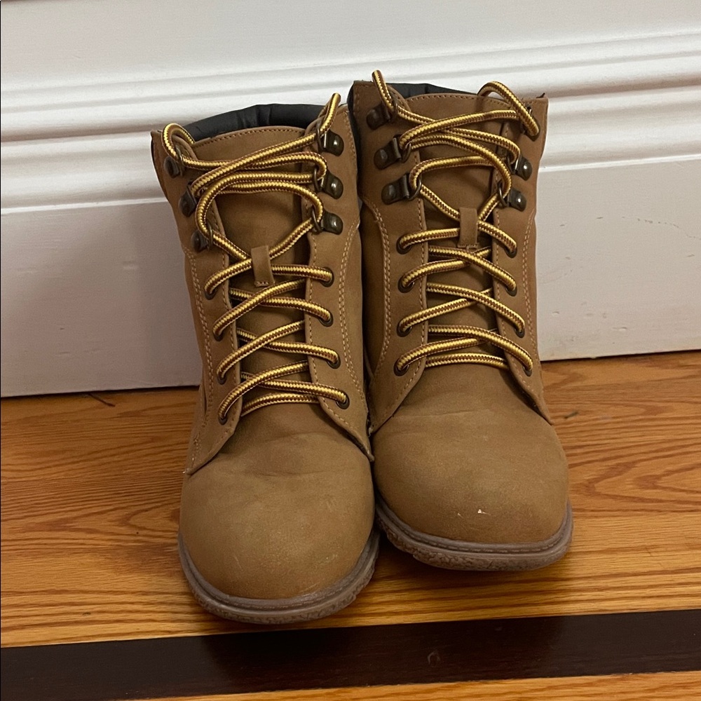 Women’s Tan timberland styled heeled boots.